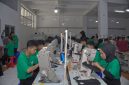Para peserta Program Pelatihan SDM Industri Tekstil dan Alas Kaki TJSL PLN saat menjalani sesi praktik menjahit di Balai Industri Produksi Tekstil dan Alas Kaki Semarang. Menggunakan mesin jahit berstandar industri, peserta yang merupakan lulusan SMK dan masyarakat tidak mampu ini dibekali keterampilan teknis secara langsung agar benar-benar siap terjun ke dunia kerja.