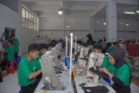 Para peserta Program Pelatihan SDM Industri Tekstil dan Alas Kaki TJSL PLN saat menjalani sesi praktik menjahit di Balai Industri Produksi Tekstil dan Alas Kaki Semarang. Menggunakan mesin jahit berstandar industri, peserta yang merupakan lulusan SMK dan masyarakat tidak mampu ini dibekali keterampilan teknis secara langsung agar benar-benar siap terjun ke dunia kerja.
