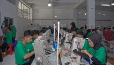 Para peserta Program Pelatihan SDM Industri Tekstil dan Alas Kaki TJSL PLN saat menjalani sesi praktik menjahit di Balai Industri Produksi Tekstil dan Alas Kaki Semarang. Menggunakan mesin jahit berstandar industri, peserta yang merupakan lulusan SMK dan masyarakat tidak mampu ini dibekali keterampilan teknis secara langsung agar benar-benar siap terjun ke dunia kerja.