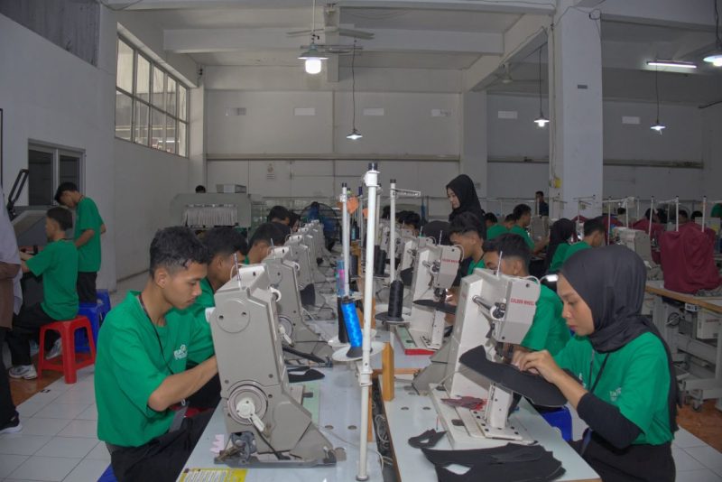 Para peserta Program Pelatihan SDM Industri Tekstil dan Alas Kaki TJSL PLN saat menjalani sesi praktik menjahit di Balai Industri Produksi Tekstil dan Alas Kaki Semarang. Menggunakan mesin jahit berstandar industri, peserta yang merupakan lulusan SMK dan masyarakat tidak mampu ini dibekali keterampilan teknis secara langsung agar benar-benar siap terjun ke dunia kerja.