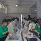 Para peserta Program Pelatihan SDM Industri Tekstil dan Alas Kaki TJSL PLN saat menjalani sesi praktik menjahit di Balai Industri Produksi Tekstil dan Alas Kaki Semarang. Menggunakan mesin jahit berstandar industri, peserta yang merupakan lulusan SMK dan masyarakat tidak mampu ini dibekali keterampilan teknis secara langsung agar benar-benar siap terjun ke dunia kerja.