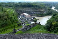 Tampak Pembangkit Listrik Tenaga Air (PLTA) Mrica dengan kapasitas 180 megawatt (MW) yang berada di Kabupaten Banjarnegara, Jawa Tengah. PLTA yang berdiri sejak tahun 1988 ini menjadi salah satu pembangkit hijau penopang sistem kelistrikan Jawa dan Bali.