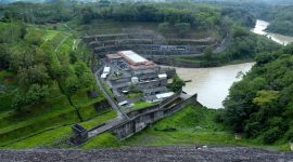 Tampak Pembangkit Listrik Tenaga Air (PLTA) Mrica dengan kapasitas 180 megawatt (MW) yang berada di Kabupaten Banjarnegara, Jawa Tengah. PLTA yang berdiri sejak tahun 1988 ini menjadi salah satu pembangkit hijau penopang sistem kelistrikan Jawa dan Bali.