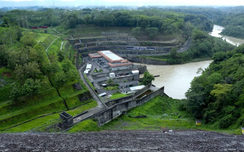 Tampak Pembangkit Listrik Tenaga Air (PLTA) Mrica dengan kapasitas 180 megawatt (MW) yang berada di Kabupaten Banjarnegara, Jawa Tengah. PLTA yang berdiri sejak tahun 1988 ini menjadi salah satu pembangkit hijau penopang sistem kelistrikan Jawa dan Bali.