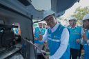 Direktur Utama PLN Nusantara Power Ruly Firmansyah melakukan simulasi pengisian hidrogen hijau  dari Hydrogen Refueling Station  (HRS) Merah Putih Muara Tawar ke mobil hidrogen yang menandai peresmian fasilitas pendukung  ekosistem hidrogen di Indonesia tersebut.