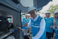 Direktur Utama PLN Nusantara Power Ruly Firmansyah melakukan simulasi pengisian hidrogen hijau  dari Hydrogen Refueling Station  (HRS) Merah Putih Muara Tawar ke mobil hidrogen yang menandai peresmian fasilitas pendukung  ekosistem hidrogen di Indonesia tersebut.