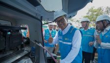 Direktur Utama PLN Nusantara Power Ruly Firmansyah melakukan simulasi pengisian hidrogen hijau  dari Hydrogen Refueling Station  (HRS) Merah Putih Muara Tawar ke mobil hidrogen yang menandai peresmian fasilitas pendukung  ekosistem hidrogen di Indonesia tersebut.