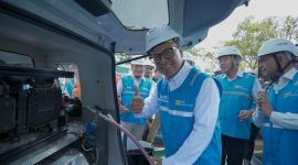 Direktur Utama PLN Nusantara Power Ruly Firmansyah melakukan simulasi pengisian hidrogen hijau  dari Hydrogen Refueling Station  (HRS) Merah Putih Muara Tawar ke mobil hidrogen yang menandai peresmian fasilitas pendukung  ekosistem hidrogen di Indonesia tersebut.