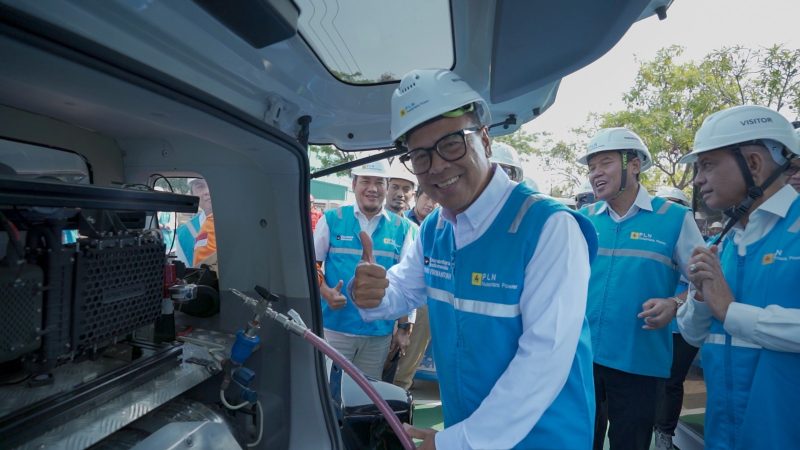Direktur Utama PLN Nusantara Power Ruly Firmansyah melakukan simulasi pengisian hidrogen hijau  dari Hydrogen Refueling Station  (HRS) Merah Putih Muara Tawar ke mobil hidrogen yang menandai peresmian fasilitas pendukung  ekosistem hidrogen di Indonesia tersebut.