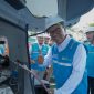Direktur Utama PLN Nusantara Power Ruly Firmansyah melakukan simulasi pengisian hidrogen hijau  dari Hydrogen Refueling Station  (HRS) Merah Putih Muara Tawar ke mobil hidrogen yang menandai peresmian fasilitas pendukung  ekosistem hidrogen di Indonesia tersebut.