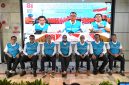 Suasana konferensi pers siaga kelistrikan HUT ke-81 Kemerdekaan RI yang dilaksanakan hybrid di PLN Unit Induk Pusat Pengatur Beban Jawa, Madura, dan Bali (UIP2B Jamali), Depok, Jawa Barat, dan PLN Unit Pelayanan Pelanggan Flores Bagian Barat, Manggarai Barat, pada Sabtu malam (15/8), dihadiri oleh Direktur Utama PLN, Darmawan Prasodjo (tengah pada layar), Direktur Transmisi dan Perencanaan Sistem PLN, Daniel Karmel Fernando Tampubolon (kiri pada layar), Direktur Retail dan Niaga PLN, M. Fahrur Rozy (kedua dari kiri), Direktur Manajemen Pembangkitan PLN, Rizal Calvary Marimbo (ketiga dari kiri), Direktur Distribusi PLN, Arsyadany G. Akmalaputri (tengah), Direktur Manajemen Risiko PLN, Denny Triyanto (ketiga dari kanan), Direktur Keuangan PLN, Sulistyo Biantoro (kedua dari kanan), Direktur Utama PLN Indonesia Power, Bernadus Sudarmanta (paling kiri), Direktur Utama PLN Nusantara Power, Rully Firmansyah (paling kanan), dan Executive Vice President Operasi Distribusi Sulawesi, Maluku, Papua, dan Nusa Tenggara PLN, Sugeng Widodo (kanan pada layar).