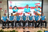 Suasana konferensi pers siaga kelistrikan HUT ke-81 Kemerdekaan RI yang dilaksanakan hybrid di PLN Unit Induk Pusat Pengatur Beban Jawa, Madura, dan Bali (UIP2B Jamali), Depok, Jawa Barat, dan PLN Unit Pelayanan Pelanggan Flores Bagian Barat, Manggarai Barat, pada Sabtu malam (15/8), dihadiri oleh Direktur Utama PLN, Darmawan Prasodjo (tengah pada layar), Direktur Transmisi dan Perencanaan Sistem PLN, Daniel Karmel Fernando Tampubolon (kiri pada layar), Direktur Retail dan Niaga PLN, M. Fahrur Rozy (kedua dari kiri), Direktur Manajemen Pembangkitan PLN, Rizal Calvary Marimbo (ketiga dari kiri), Direktur Distribusi PLN, Arsyadany G. Akmalaputri (tengah), Direktur Manajemen Risiko PLN, Denny Triyanto (ketiga dari kanan), Direktur Keuangan PLN, Sulistyo Biantoro (kedua dari kanan), Direktur Utama PLN Indonesia Power, Bernadus Sudarmanta (paling kiri), Direktur Utama PLN Nusantara Power, Rully Firmansyah (paling kanan), dan Executive Vice President Operasi Distribusi Sulawesi, Maluku, Papua, dan Nusa Tenggara PLN, Sugeng Widodo (kanan pada layar).