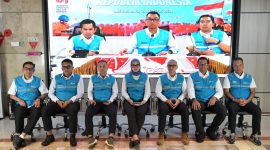 Suasana konferensi pers siaga kelistrikan HUT ke-81 Kemerdekaan RI yang dilaksanakan hybrid di PLN Unit Induk Pusat Pengatur Beban Jawa, Madura, dan Bali (UIP2B Jamali), Depok, Jawa Barat, dan PLN Unit Pelayanan Pelanggan Flores Bagian Barat, Manggarai Barat, pada Sabtu malam (15/8), dihadiri oleh Direktur Utama PLN, Darmawan Prasodjo (tengah pada layar), Direktur Transmisi dan Perencanaan Sistem PLN, Daniel Karmel Fernando Tampubolon (kiri pada layar), Direktur Retail dan Niaga PLN, M. Fahrur Rozy (kedua dari kiri), Direktur Manajemen Pembangkitan PLN, Rizal Calvary Marimbo (ketiga dari kiri), Direktur Distribusi PLN, Arsyadany G. Akmalaputri (tengah), Direktur Manajemen Risiko PLN, Denny Triyanto (ketiga dari kanan), Direktur Keuangan PLN, Sulistyo Biantoro (kedua dari kanan), Direktur Utama PLN Indonesia Power, Bernadus Sudarmanta (paling kiri), Direktur Utama PLN Nusantara Power, Rully Firmansyah (paling kanan), dan Executive Vice President Operasi Distribusi Sulawesi, Maluku, Papua, dan Nusa Tenggara PLN, Sugeng Widodo (kanan pada layar).