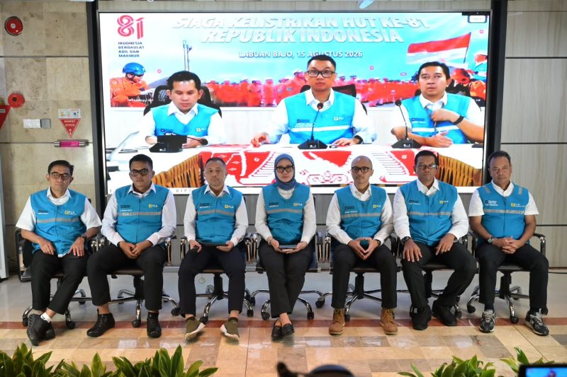 Suasana konferensi pers siaga kelistrikan HUT ke-81 Kemerdekaan RI yang dilaksanakan hybrid di PLN Unit Induk Pusat Pengatur Beban Jawa, Madura, dan Bali (UIP2B Jamali), Depok, Jawa Barat, dan PLN Unit Pelayanan Pelanggan Flores Bagian Barat, Manggarai Barat, pada Sabtu malam (15/8), dihadiri oleh Direktur Utama PLN, Darmawan Prasodjo (tengah pada layar), Direktur Transmisi dan Perencanaan Sistem PLN, Daniel Karmel Fernando Tampubolon (kiri pada layar), Direktur Retail dan Niaga PLN, M. Fahrur Rozy (kedua dari kiri), Direktur Manajemen Pembangkitan PLN, Rizal Calvary Marimbo (ketiga dari kiri), Direktur Distribusi PLN, Arsyadany G. Akmalaputri (tengah), Direktur Manajemen Risiko PLN, Denny Triyanto (ketiga dari kanan), Direktur Keuangan PLN, Sulistyo Biantoro (kedua dari kanan), Direktur Utama PLN Indonesia Power, Bernadus Sudarmanta (paling kiri), Direktur Utama PLN Nusantara Power, Rully Firmansyah (paling kanan), dan Executive Vice President Operasi Distribusi Sulawesi, Maluku, Papua, dan Nusa Tenggara PLN, Sugeng Widodo (kanan pada layar).