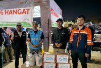 Relawan PLN Peduli dan YBM PLN bersiaga menyalurkan ratusan paket bantuan pangan, perlengkapan sanitasi, dan kebutuhan balita di posko tanggap darurat bencana gempa Flores guna meringankan beban para pengungsi.