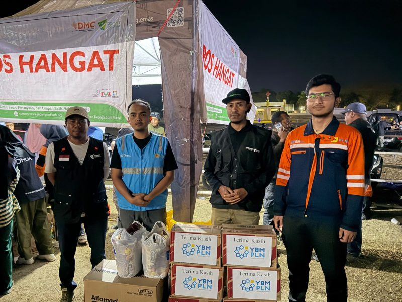 Relawan PLN Peduli dan YBM PLN bersiaga menyalurkan ratusan paket bantuan pangan, perlengkapan sanitasi, dan kebutuhan balita di posko tanggap darurat bencana gempa Flores guna meringankan beban para pengungsi.