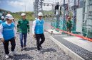 Direktur Utama PLN Darmawan Prasodjo (ketiga dari kiri) didampingi Direktur Transmisi dan Perencanaan Sistem PLN, Daniel Tampubolon (kiri) terjun langsung ke Gardu Induk Rangko, Kabupaten Manggarai Barat, NTT untuk memastikan percepatan pemulihan kelistrikan di wilayah terdampak.