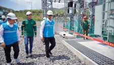 Direktur Utama PLN Darmawan Prasodjo (ketiga dari kiri) didampingi Direktur Transmisi dan Perencanaan Sistem PLN, Daniel Tampubolon (kiri) terjun langsung ke Gardu Induk Rangko, Kabupaten Manggarai Barat, NTT untuk memastikan percepatan pemulihan kelistrikan di wilayah terdampak.