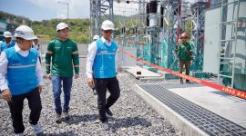 Direktur Utama PLN Darmawan Prasodjo (ketiga dari kiri) didampingi Direktur Transmisi dan Perencanaan Sistem PLN, Daniel Tampubolon (kiri) terjun langsung ke Gardu Induk Rangko, Kabupaten Manggarai Barat, NTT untuk memastikan percepatan pemulihan kelistrikan di wilayah terdampak.