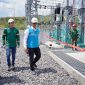 Direktur Utama PLN Darmawan Prasodjo (ketiga dari kiri) didampingi Direktur Transmisi dan Perencanaan Sistem PLN, Daniel Tampubolon (kiri) terjun langsung ke Gardu Induk Rangko, Kabupaten Manggarai Barat, NTT untuk memastikan percepatan pemulihan kelistrikan di wilayah terdampak.