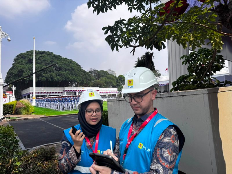 Personel PLN bersiaga mengawal keandalan kelistrikan selama pelaksanaan Upacara Peringatan Detik-Detik Proklamasi Kemerdekaan RI yang berlangsung di Istana Merdeka, Senin (17/8).
