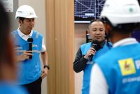 Direktur Manajemen Pembangkitan PT PLN (Persero) Rizal Calvary Marimbo (kanan) dan Senior Manager PLN NP Unit Pembangkitan Muara Karang Kurniawan (kiri) saat mengunjui PLTGU Muara Karang dalam rangka memastikan pasokan listrik andal sambut HUT RI ke-81.