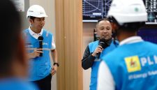 Direktur Manajemen Pembangkitan PT PLN (Persero) Rizal Calvary Marimbo (kanan) dan Senior Manager PLN NP Unit Pembangkitan Muara Karang Kurniawan (kiri) saat mengunjui PLTGU Muara Karang dalam rangka memastikan pasokan listrik andal sambut HUT RI ke-81.