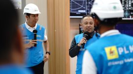Direktur Manajemen Pembangkitan PT PLN (Persero) Rizal Calvary Marimbo (kanan) dan Senior Manager PLN NP Unit Pembangkitan Muara Karang Kurniawan (kiri) saat mengunjui PLTGU Muara Karang dalam rangka memastikan pasokan listrik andal sambut HUT RI ke-81.