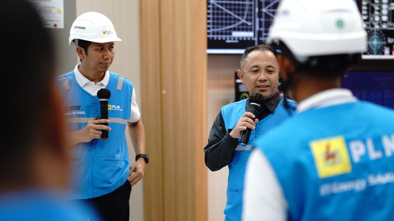 Direktur Manajemen Pembangkitan PT PLN (Persero) Rizal Calvary Marimbo (kanan) dan Senior Manager PLN NP Unit Pembangkitan Muara Karang Kurniawan (kiri) saat mengunjui PLTGU Muara Karang dalam rangka memastikan pasokan listrik andal sambut HUT RI ke-81.