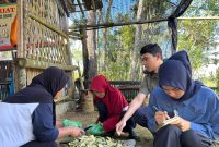 Masyarakat bersama tim pendamping melakukan proses pemilahan dan pengolahan sampah organik sebagai pakan Maggot BSF. Program TJSL PLN EPI ini menjadi bagian dari implementasi ESG perusahaan dalam mendorong ekonomi sirkular, mengurangi sampah organik, dan meningkatkan kesejahteraan masyarakat.