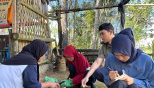 Masyarakat bersama tim pendamping melakukan proses pemilahan dan pengolahan sampah organik sebagai pakan Maggot BSF. Program TJSL PLN EPI ini menjadi bagian dari implementasi ESG perusahaan dalam mendorong ekonomi sirkular, mengurangi sampah organik, dan meningkatkan kesejahteraan masyarakat.