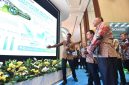 Kepala Staf Kepresidenan (KSP), Dudung Abdurachman (tengah) mendengarkan pemaparan dari Direktur Utama PLN, Darmawan Prasodjo (kiri) terkait rencana pengembangan panas bumi di Indonesia di booth PLN pada acara Indonesia International Geothermal Convention & Exhibition 2026, Jakarta (19/8). PLN siap mengakselerasi pengembangan energi panas bumi nasional dengan menargetkan peningkatan kapasitas terpasang dari 2,8 GW menjadi 7,9 GW pada 2033 sekaligus menuju yang terbesar di dunia.