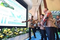 Kepala Staf Kepresidenan (KSP), Dudung Abdurachman (tengah) mendengarkan pemaparan dari Direktur Utama PLN, Darmawan Prasodjo (kiri) terkait rencana pengembangan panas bumi di Indonesia di booth PLN pada acara Indonesia International Geothermal Convention & Exhibition 2026, Jakarta (19/8). PLN siap mengakselerasi pengembangan energi panas bumi nasional dengan menargetkan peningkatan kapasitas terpasang dari 2,8 GW menjadi 7,9 GW pada 2033 sekaligus menuju yang terbesar di dunia.