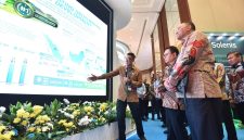 Kepala Staf Kepresidenan (KSP), Dudung Abdurachman (tengah) mendengarkan pemaparan dari Direktur Utama PLN, Darmawan Prasodjo (kiri) terkait rencana pengembangan panas bumi di Indonesia di booth PLN pada acara Indonesia International Geothermal Convention & Exhibition 2026, Jakarta (19/8). PLN siap mengakselerasi pengembangan energi panas bumi nasional dengan menargetkan peningkatan kapasitas terpasang dari 2,8 GW menjadi 7,9 GW pada 2033 sekaligus menuju yang terbesar di dunia.