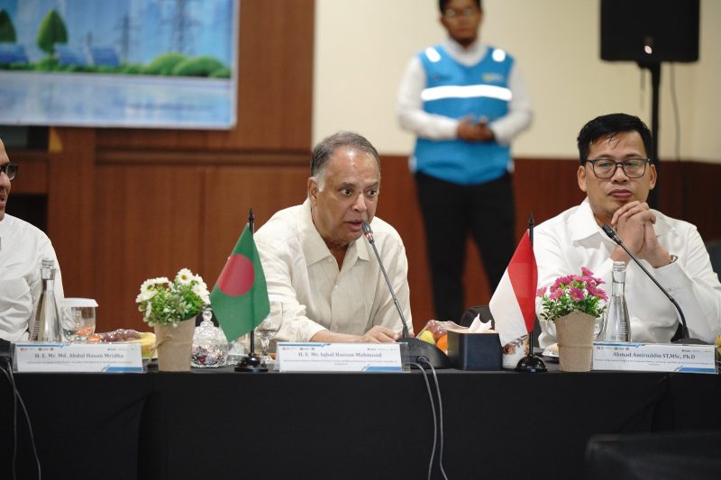 Menteri Energi dan Mineral Bangladesh Iqbal Hassan Mahmood, MP (tengah) menyampaikan apresiasi atas pengelolaan pembangkitan dan berbagai inovasi yang dikembangkan PLN Nusantara Power, khususnya dalam menjawab tantangan transisi energi. Menurutnya, Bangladesh menerima banyak pengalaman dan ilmu dari pengelolaan unit pembangkit di Indonesia melalui PLN Nusantara Power