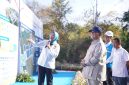 Presiden Republik Indonesia, Prabowo Subianto (ketiga dari kanan) didampingi Menteri ESDM, Bahlil Lahadalia (kanan), dan Direktur Utama PLN, Darmawan Prasodjo (kedua dari kanan) saat mendengarkan pemaparan walking gallery oleh Direktur Jenderal Energi Baru, Terbarukan, dan Konservasi Energi, Eniya Listiani Dewi (kiri) dalam acara Launching & Groundbreaking Program PLTS 100 GWp pada Selasa (25/8) di Gilimanuk, Bali.