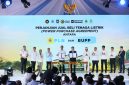 Disaksikan oleh Menteri Koordinator Bidang Pangan, Zulkifli Hasan (keempat dari kiri), Wakil Menteri Lingkungan Hidup, Diaz Hendropriyono (kedua dari kiri), Direktur Jenderal Energi Baru Terbarukan dan Konservasi Energi KESDM, Eniya Listiani Dewi (ketiga dari kiri), Gubernur Jawa barat, Dedi Mulyadi (kelima dari kanan), Wali Kota Bekasi, Tri Adhianto Tjahyono (paling kiri), Chief Investment Officer Danantara Indonesia, Pandu Patria Sjahrir, (keempat dari kanan), CEO PT Daya Energi Bersih Nusantara (Denera), Fadli Rahman (ketiga dari kanan), Chairman of BOD of Mizuda Group, Shan Jianming (kedua dari kanan), dan Chairman of Wangneng, Shan Chao (paling kanan), penandatanganan Perjanjian Jual Beli Listrik dilakukan oleh Direktur Utama PLN (Persero), Darmawan Prasodjo (kelima dari kiri) bersama Chairman of Wangneng Bekasi Environment, Lyu Zhigang (keenam dari kanan) dalam agenda peresmian pembangunan PSEL Kota Bekasi di Bantargebang, pada Rabu (26/8).