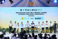 Disaksikan oleh Menteri Koordinator Bidang Pangan, Zulkifli Hasan (keempat dari kiri), Wakil Menteri Lingkungan Hidup, Diaz Hendropriyono (kedua dari kiri), Direktur Jenderal Energi Baru Terbarukan dan Konservasi Energi KESDM, Eniya Listiani Dewi (ketiga dari kiri), Gubernur Jawa barat, Dedi Mulyadi (kelima dari kanan), Wali Kota Bekasi, Tri Adhianto Tjahyono (paling kiri), Chief Investment Officer Danantara Indonesia, Pandu Patria Sjahrir, (keempat dari kanan), CEO PT Daya Energi Bersih Nusantara (Denera), Fadli Rahman (ketiga dari kanan), Chairman of BOD of Mizuda Group, Shan Jianming (kedua dari kanan), dan Chairman of Wangneng, Shan Chao (paling kanan), penandatanganan Perjanjian Jual Beli Listrik dilakukan oleh Direktur Utama PLN (Persero), Darmawan Prasodjo (kelima dari kiri) bersama Chairman of Wangneng Bekasi Environment, Lyu Zhigang (keenam dari kanan) dalam agenda peresmian pembangunan PSEL Kota Bekasi di Bantargebang, pada Rabu (26/8).