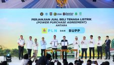 Disaksikan oleh Menteri Koordinator Bidang Pangan, Zulkifli Hasan (keempat dari kiri), Wakil Menteri Lingkungan Hidup, Diaz Hendropriyono (kedua dari kiri), Direktur Jenderal Energi Baru Terbarukan dan Konservasi Energi KESDM, Eniya Listiani Dewi (ketiga dari kiri), Gubernur Jawa barat, Dedi Mulyadi (kelima dari kanan), Wali Kota Bekasi, Tri Adhianto Tjahyono (paling kiri), Chief Investment Officer Danantara Indonesia, Pandu Patria Sjahrir, (keempat dari kanan), CEO PT Daya Energi Bersih Nusantara (Denera), Fadli Rahman (ketiga dari kanan), Chairman of BOD of Mizuda Group, Shan Jianming (kedua dari kanan), dan Chairman of Wangneng, Shan Chao (paling kanan), penandatanganan Perjanjian Jual Beli Listrik dilakukan oleh Direktur Utama PLN (Persero), Darmawan Prasodjo (kelima dari kiri) bersama Chairman of Wangneng Bekasi Environment, Lyu Zhigang (keenam dari kanan) dalam agenda peresmian pembangunan PSEL Kota Bekasi di Bantargebang, pada Rabu (26/8).