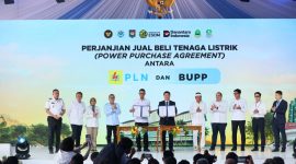 Disaksikan oleh Menteri Koordinator Bidang Pangan, Zulkifli Hasan (keempat dari kiri), Wakil Menteri Lingkungan Hidup, Diaz Hendropriyono (kedua dari kiri), Direktur Jenderal Energi Baru Terbarukan dan Konservasi Energi KESDM, Eniya Listiani Dewi (ketiga dari kiri), Gubernur Jawa barat, Dedi Mulyadi (kelima dari kanan), Wali Kota Bekasi, Tri Adhianto Tjahyono (paling kiri), Chief Investment Officer Danantara Indonesia, Pandu Patria Sjahrir, (keempat dari kanan), CEO PT Daya Energi Bersih Nusantara (Denera), Fadli Rahman (ketiga dari kanan), Chairman of BOD of Mizuda Group, Shan Jianming (kedua dari kanan), dan Chairman of Wangneng, Shan Chao (paling kanan), penandatanganan Perjanjian Jual Beli Listrik dilakukan oleh Direktur Utama PLN (Persero), Darmawan Prasodjo (kelima dari kiri) bersama Chairman of Wangneng Bekasi Environment, Lyu Zhigang (keenam dari kanan) dalam agenda peresmian pembangunan PSEL Kota Bekasi di Bantargebang, pada Rabu (26/8).