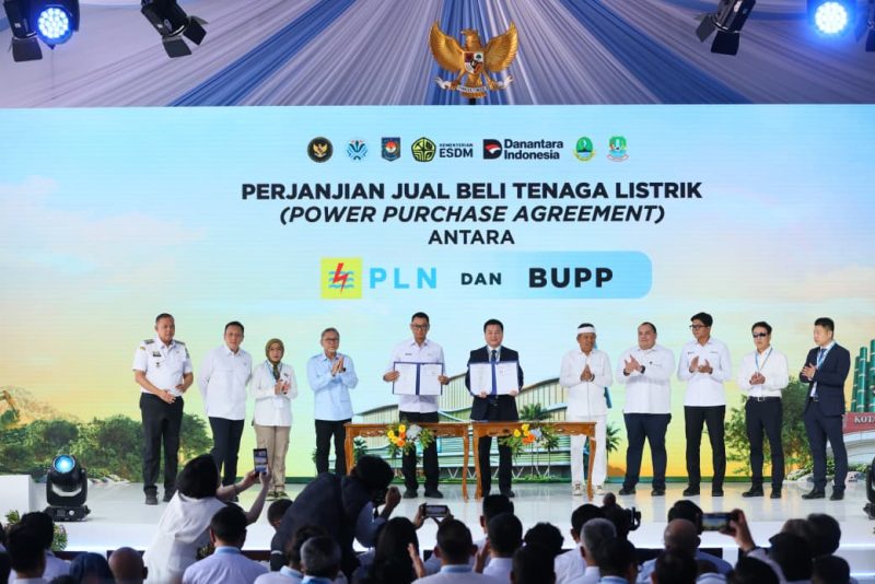 Disaksikan oleh Menteri Koordinator Bidang Pangan, Zulkifli Hasan (keempat dari kiri), Wakil Menteri Lingkungan Hidup, Diaz Hendropriyono (kedua dari kiri), Direktur Jenderal Energi Baru Terbarukan dan Konservasi Energi KESDM, Eniya Listiani Dewi (ketiga dari kiri), Gubernur Jawa barat, Dedi Mulyadi (kelima dari kanan), Wali Kota Bekasi, Tri Adhianto Tjahyono (paling kiri), Chief Investment Officer Danantara Indonesia, Pandu Patria Sjahrir, (keempat dari kanan), CEO PT Daya Energi Bersih Nusantara (Denera), Fadli Rahman (ketiga dari kanan), Chairman of BOD of Mizuda Group, Shan Jianming (kedua dari kanan), dan Chairman of Wangneng, Shan Chao (paling kanan), penandatanganan Perjanjian Jual Beli Listrik dilakukan oleh Direktur Utama PLN (Persero), Darmawan Prasodjo (kelima dari kiri) bersama Chairman of Wangneng Bekasi Environment, Lyu Zhigang (keenam dari kanan) dalam agenda peresmian pembangunan PSEL Kota Bekasi di Bantargebang, pada Rabu (26/8).