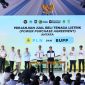 Disaksikan oleh Menteri Koordinator Bidang Pangan, Zulkifli Hasan (keempat dari kiri), Wakil Menteri Lingkungan Hidup, Diaz Hendropriyono (kedua dari kiri), Direktur Jenderal Energi Baru Terbarukan dan Konservasi Energi KESDM, Eniya Listiani Dewi (ketiga dari kiri), Gubernur Jawa barat, Dedi Mulyadi (kelima dari kanan), Wali Kota Bekasi, Tri Adhianto Tjahyono (paling kiri), Chief Investment Officer Danantara Indonesia, Pandu Patria Sjahrir, (keempat dari kanan), CEO PT Daya Energi Bersih Nusantara (Denera), Fadli Rahman (ketiga dari kanan), Chairman of BOD of Mizuda Group, Shan Jianming (kedua dari kanan), dan Chairman of Wangneng, Shan Chao (paling kanan), penandatanganan Perjanjian Jual Beli Listrik dilakukan oleh Direktur Utama PLN (Persero), Darmawan Prasodjo (kelima dari kiri) bersama Chairman of Wangneng Bekasi Environment, Lyu Zhigang (keenam dari kanan) dalam agenda peresmian pembangunan PSEL Kota Bekasi di Bantargebang, pada Rabu (26/8).