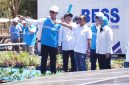 Menteri ESDM, Bahlil Lahadalia (tengah) didampingi Gubernur Bali, I Wayan Koster (kedua dari kiri), Direktur Jenderal Energi Baru, Terbarukan, dan Konservasi Energi, Eniya Listiani Dewi (kanan), Direktur Utama PLN, Darmawan Prasodjo (kiri), dan Direktur Manajemen Pembangkitan PLN, Rizal Calvary Marimbo (kedua dari kanan) saat mengunjungi site PLTS Gilimanuk, Bali pada Selasa (25/8). Sebagai bagian dari Program PLTS 100 GWp, tahap awal pengembangan di Bali akan dilakukan di sejumlah titik, dengan Monumen Operasi, Gilimanuk menjadi lokasi pertama yang akan dikembangkan melalui PLTS berkapasitas 300 MWp dan BESS 1.000 MWh.