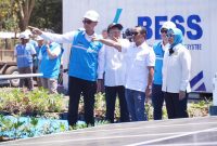 Menteri ESDM, Bahlil Lahadalia (tengah) didampingi Gubernur Bali, I Wayan Koster (kedua dari kiri), Direktur Jenderal Energi Baru, Terbarukan, dan Konservasi Energi, Eniya Listiani Dewi (kanan), Direktur Utama PLN, Darmawan Prasodjo (kiri), dan Direktur Manajemen Pembangkitan PLN, Rizal Calvary Marimbo (kedua dari kanan) saat mengunjungi site PLTS Gilimanuk, Bali pada Selasa (25/8). Sebagai bagian dari Program PLTS 100 GWp, tahap awal pengembangan di Bali akan dilakukan di sejumlah titik, dengan Monumen Operasi, Gilimanuk menjadi lokasi pertama yang akan dikembangkan melalui PLTS berkapasitas 300 MWp dan BESS 1.000 MWh.