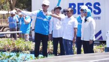 Menteri ESDM, Bahlil Lahadalia (tengah) didampingi Gubernur Bali, I Wayan Koster (kedua dari kiri), Direktur Jenderal Energi Baru, Terbarukan, dan Konservasi Energi, Eniya Listiani Dewi (kanan), Direktur Utama PLN, Darmawan Prasodjo (kiri), dan Direktur Manajemen Pembangkitan PLN, Rizal Calvary Marimbo (kedua dari kanan) saat mengunjungi site PLTS Gilimanuk, Bali pada Selasa (25/8). Sebagai bagian dari Program PLTS 100 GWp, tahap awal pengembangan di Bali akan dilakukan di sejumlah titik, dengan Monumen Operasi, Gilimanuk menjadi lokasi pertama yang akan dikembangkan melalui PLTS berkapasitas 300 MWp dan BESS 1.000 MWh.