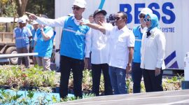 Menteri ESDM, Bahlil Lahadalia (tengah) didampingi Gubernur Bali, I Wayan Koster (kedua dari kiri), Direktur Jenderal Energi Baru, Terbarukan, dan Konservasi Energi, Eniya Listiani Dewi (kanan), Direktur Utama PLN, Darmawan Prasodjo (kiri), dan Direktur Manajemen Pembangkitan PLN, Rizal Calvary Marimbo (kedua dari kanan) saat mengunjungi site PLTS Gilimanuk, Bali pada Selasa (25/8). Sebagai bagian dari Program PLTS 100 GWp, tahap awal pengembangan di Bali akan dilakukan di sejumlah titik, dengan Monumen Operasi, Gilimanuk menjadi lokasi pertama yang akan dikembangkan melalui PLTS berkapasitas 300 MWp dan BESS 1.000 MWh.