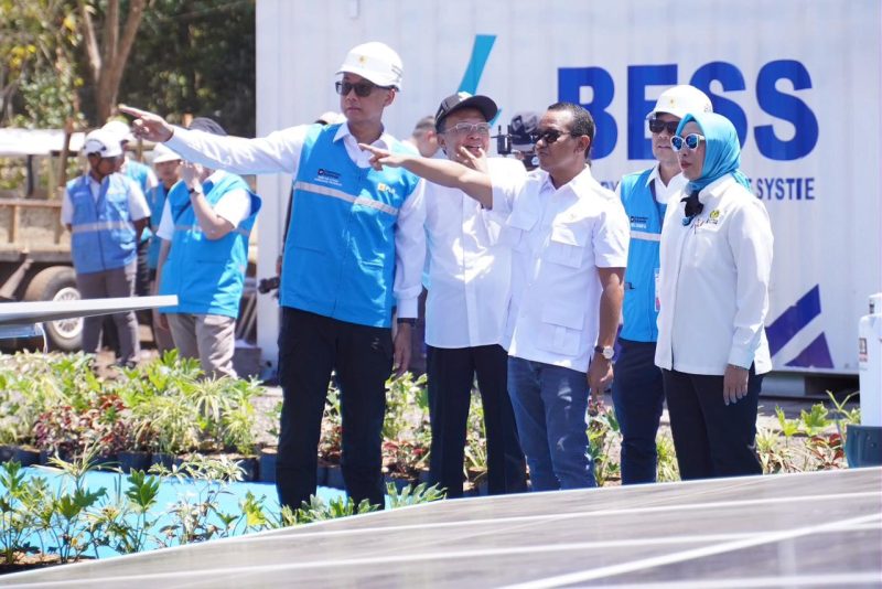 Menteri ESDM, Bahlil Lahadalia (tengah) didampingi Gubernur Bali, I Wayan Koster (kedua dari kiri), Direktur Jenderal Energi Baru, Terbarukan, dan Konservasi Energi, Eniya Listiani Dewi (kanan), Direktur Utama PLN, Darmawan Prasodjo (kiri), dan Direktur Manajemen Pembangkitan PLN, Rizal Calvary Marimbo (kedua dari kanan) saat mengunjungi site PLTS Gilimanuk, Bali pada Selasa (25/8). Sebagai bagian dari Program PLTS 100 GWp, tahap awal pengembangan di Bali akan dilakukan di sejumlah titik, dengan Monumen Operasi, Gilimanuk menjadi lokasi pertama yang akan dikembangkan melalui PLTS berkapasitas 300 MWp dan BESS 1.000 MWh.