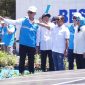 Menteri ESDM, Bahlil Lahadalia (tengah) didampingi Gubernur Bali, I Wayan Koster (kedua dari kiri), Direktur Jenderal Energi Baru, Terbarukan, dan Konservasi Energi, Eniya Listiani Dewi (kanan), Direktur Utama PLN, Darmawan Prasodjo (kiri), dan Direktur Manajemen Pembangkitan PLN, Rizal Calvary Marimbo (kedua dari kanan) saat mengunjungi site PLTS Gilimanuk, Bali pada Selasa (25/8). Sebagai bagian dari Program PLTS 100 GWp, tahap awal pengembangan di Bali akan dilakukan di sejumlah titik, dengan Monumen Operasi, Gilimanuk menjadi lokasi pertama yang akan dikembangkan melalui PLTS berkapasitas 300 MWp dan BESS 1.000 MWh.