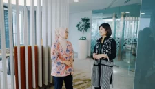 (paling kiri) Direktur Utama Telkom Dian Siswarini.