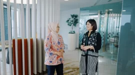 (paling kiri) Direktur Utama Telkom Dian Siswarini.